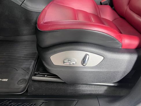 Certified 2023 Porsche Macan Turbo AWD/4WD image 31