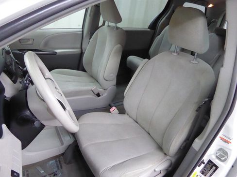 Used 2013 Toyota Sienna L image 15