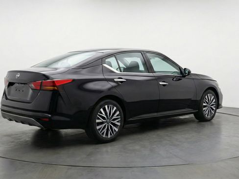 Used 2025 Nissan Altima 2.5 SV FWD image 9