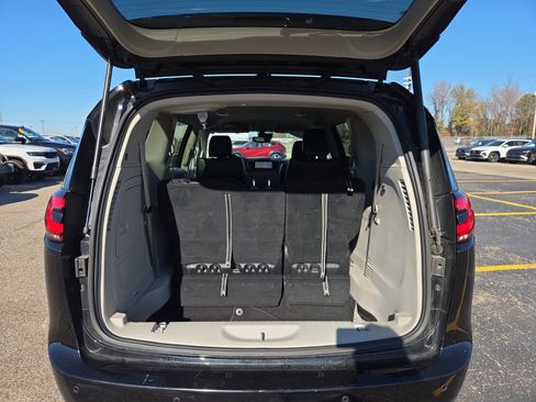 Used 2024 Chrysler Pacifica Select image 9