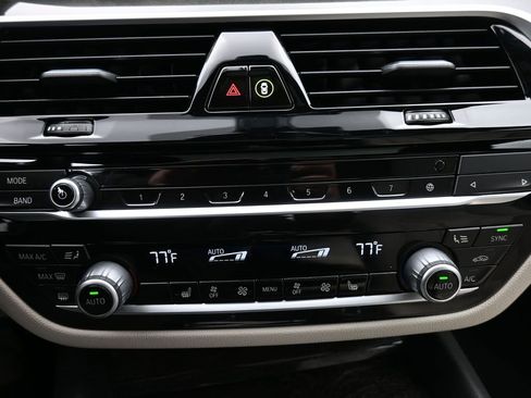 Used 2022 BMW 530i xDrive w/ Premium Package image 17