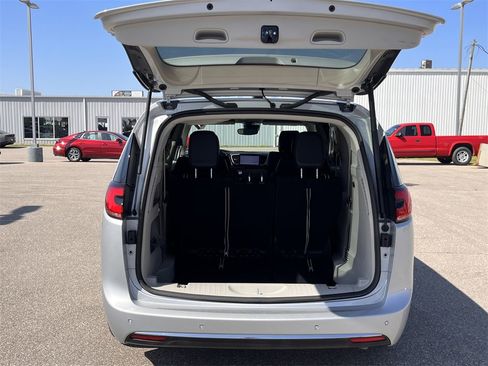 Used 2024 Chrysler Pacifica Touring-L image 9