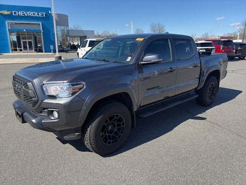 Used 2022 Toyota Tacoma SR5 w/ Technology Package image 3