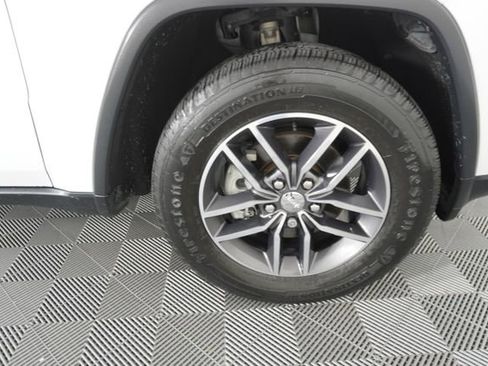 Used 2018 Jeep Grand Cherokee Limited image 15