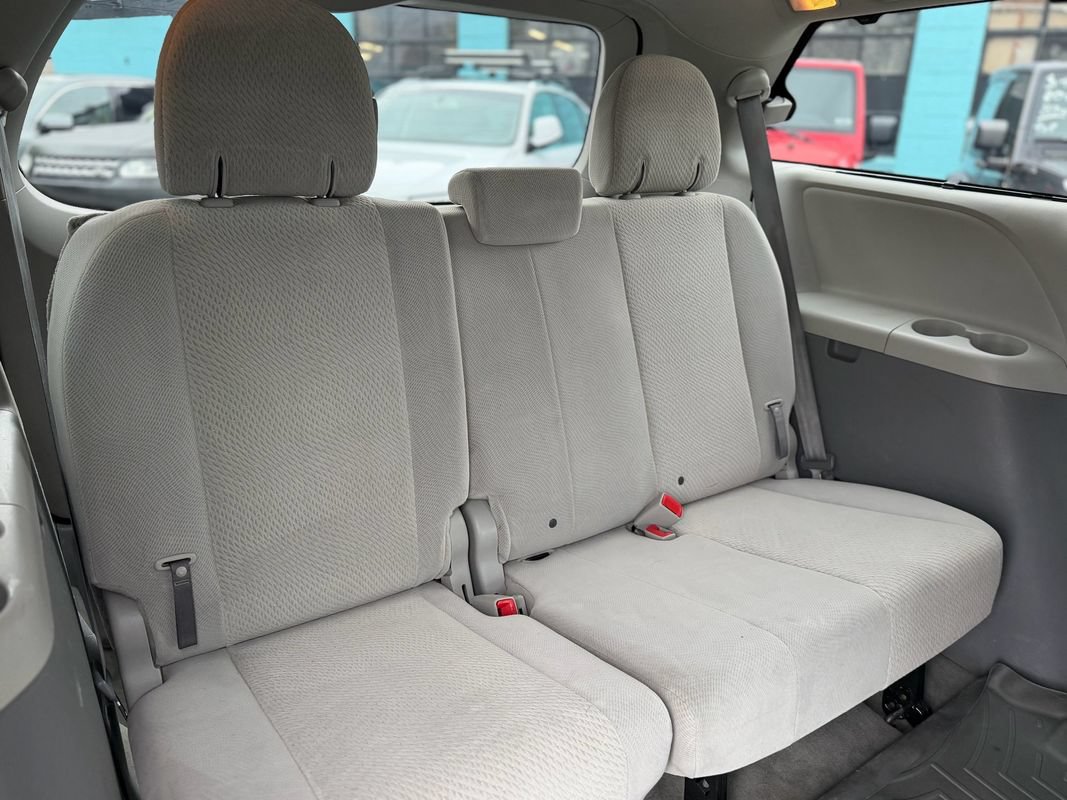 Used 2013 Toyota Sienna LE w/ Towing Pkg AWD/4WD image 11