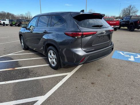 Used 2022 Toyota Highlander LE image 7