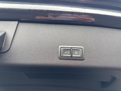 Used 2019 Audi e-tron Prestige w/ Prestige Package image 15