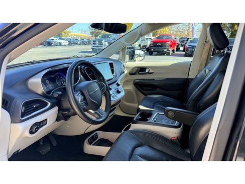 Used 2021 Chrysler Pacifica Touring-L image 14