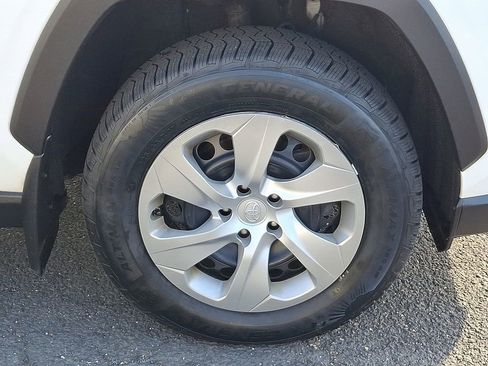 Used 2021 Toyota RAV4 LE AWD/4WD image 8