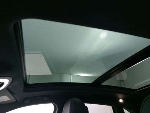 New 2026 Porsche Macan image 32