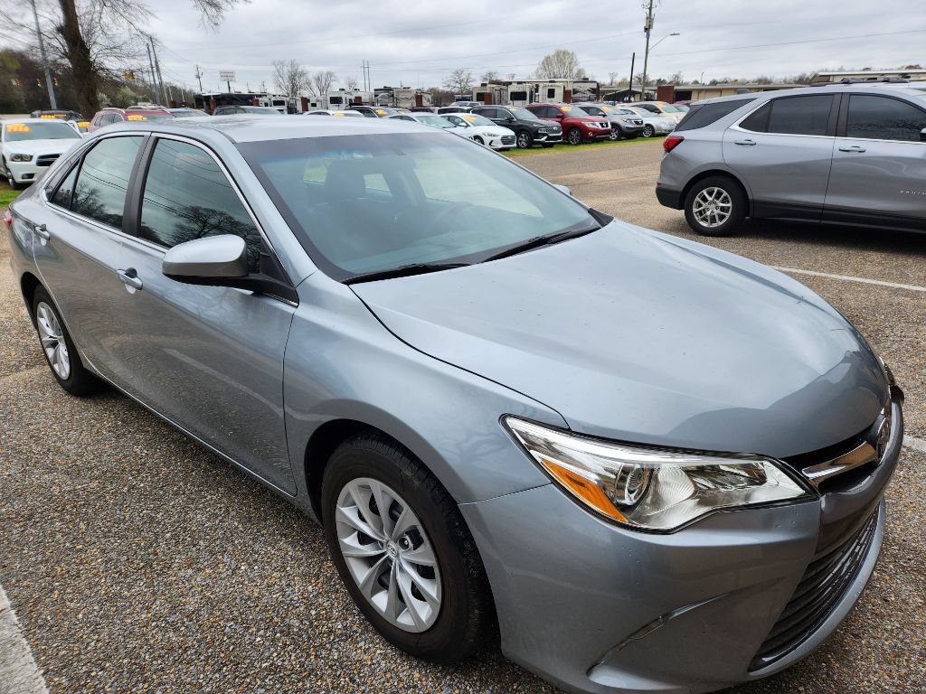 Used 2016 Toyota Camry LE FWD image 2