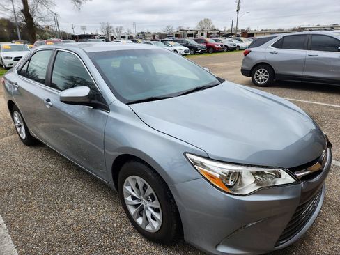Used 2016 Toyota Camry LE FWD image 2