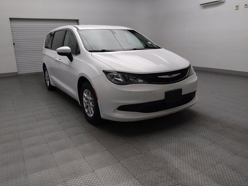 Used 2022 Chrysler Voyager LX image 13
