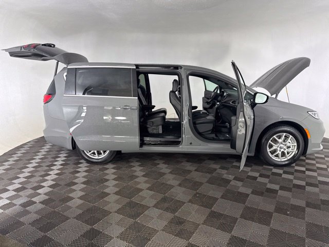 Used 2025 Chrysler Pacifica Select FWD image 15