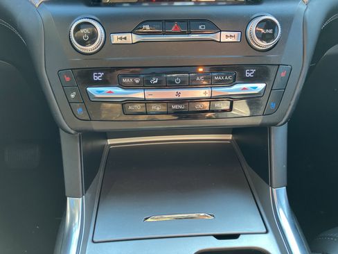 Used 2020 Ford Explorer Platinum w/ Premium Technology Package image 19