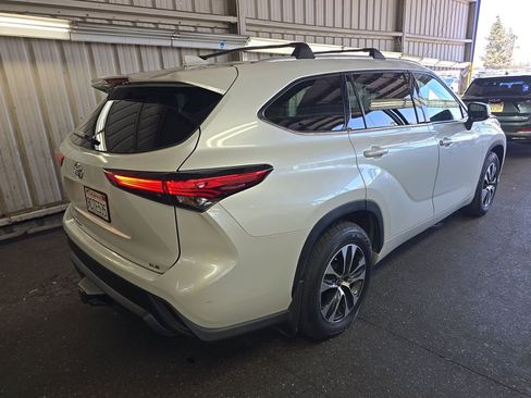 Used 2022 Toyota Highlander XLE FWD image 4