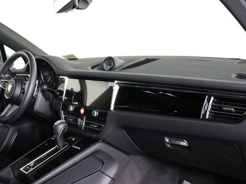 Certified 2025 Porsche Macan AWD/4WD image 24
