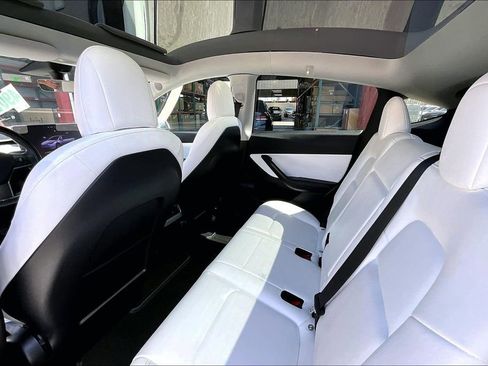 Used 2022 Tesla Model Y Long Range image 16