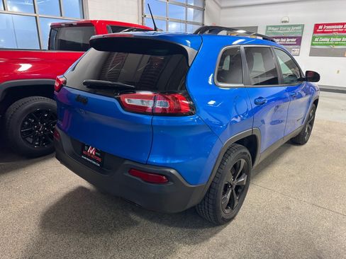 Used 2018 Jeep Cherokee Latitude w/ Altitude Package image 5