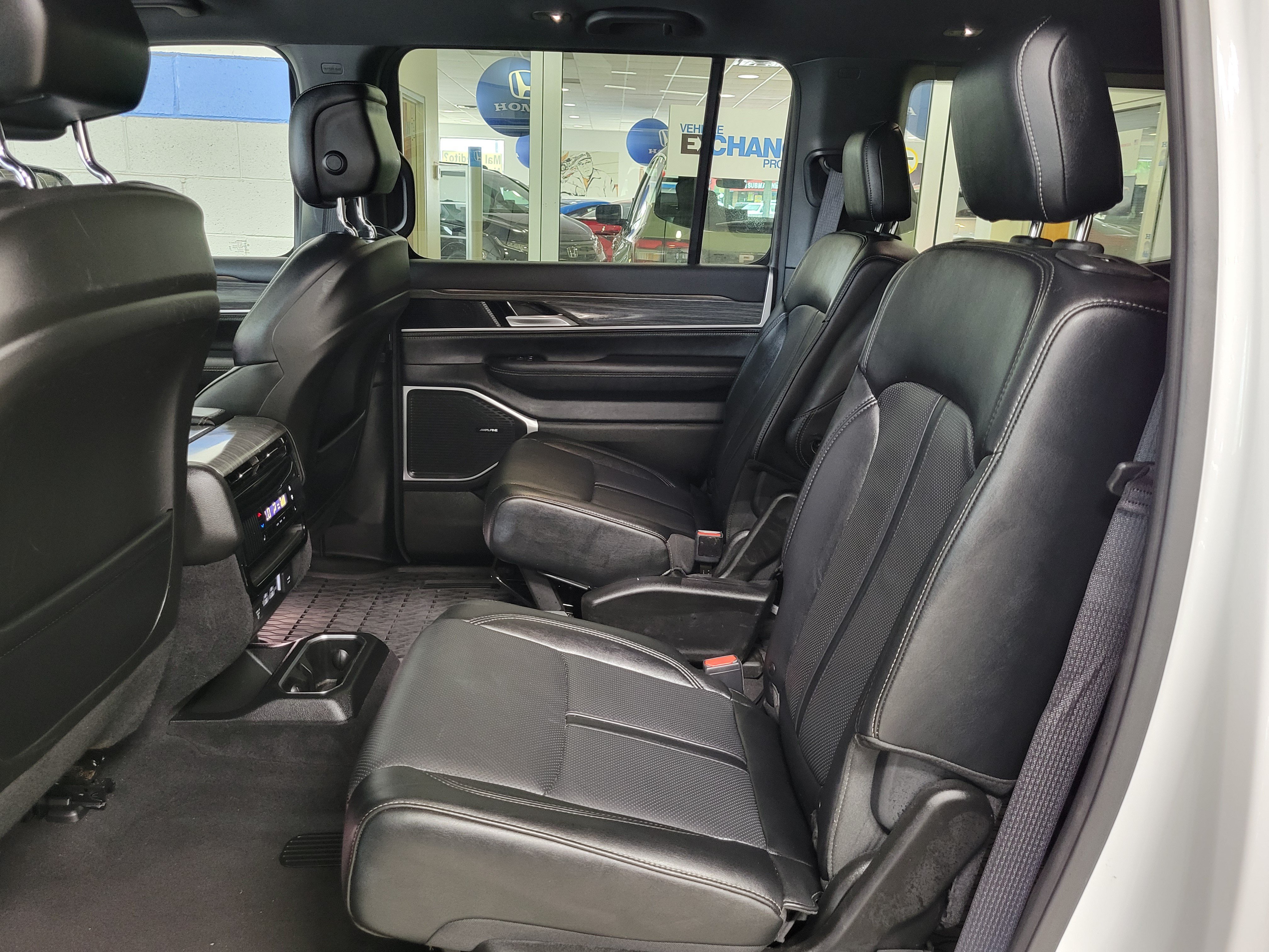 Used 2024 Jeep Wagoneer Series III AWD/4WD image 17