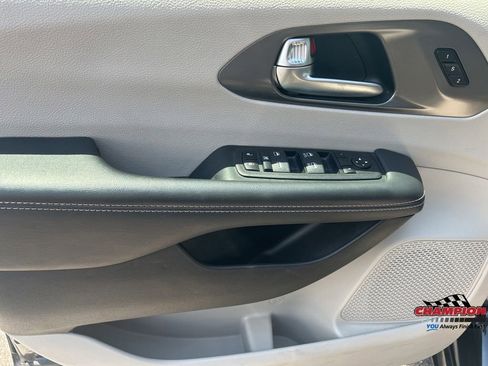 Used 2024 Chrysler Pacifica Touring-L FWD image 13