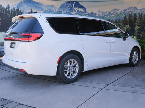 Used 2023 Chrysler Pacifica Touring-L FWD image 6