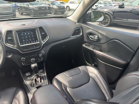 Used 2022 Jeep Cherokee Trailhawk w/ Premium Leather Package AWD/4WD image 16
