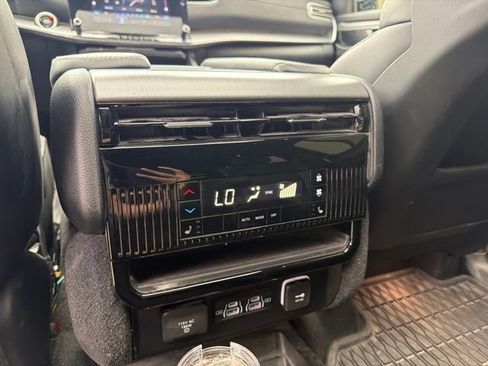 Used 2024 Jeep Wagoneer Series II AWD/4WD image 17