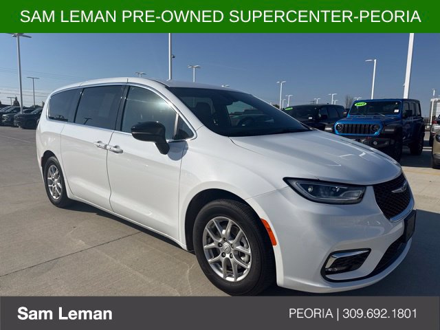 Used 2026 Chrysler Pacifica Select FWD image 2