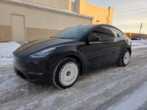 Used 2021 Tesla Model Y Long Range image 11