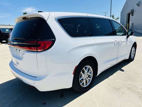 Used 2024 Chrysler Pacifica Touring-L FWD image 39