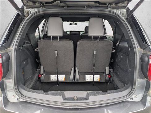 Used 2017 Ford Explorer XLT w/ Equipment Group 202A image 6