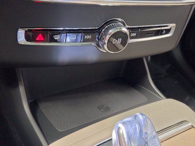 New 2026 Volvo XC90 T8 Plus w/ Protection Package Premier AWD/4WD image 18
