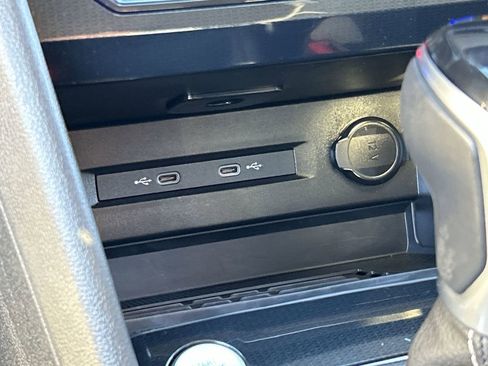 Certified 2025 Volkswagen Taos SE FWD image 25