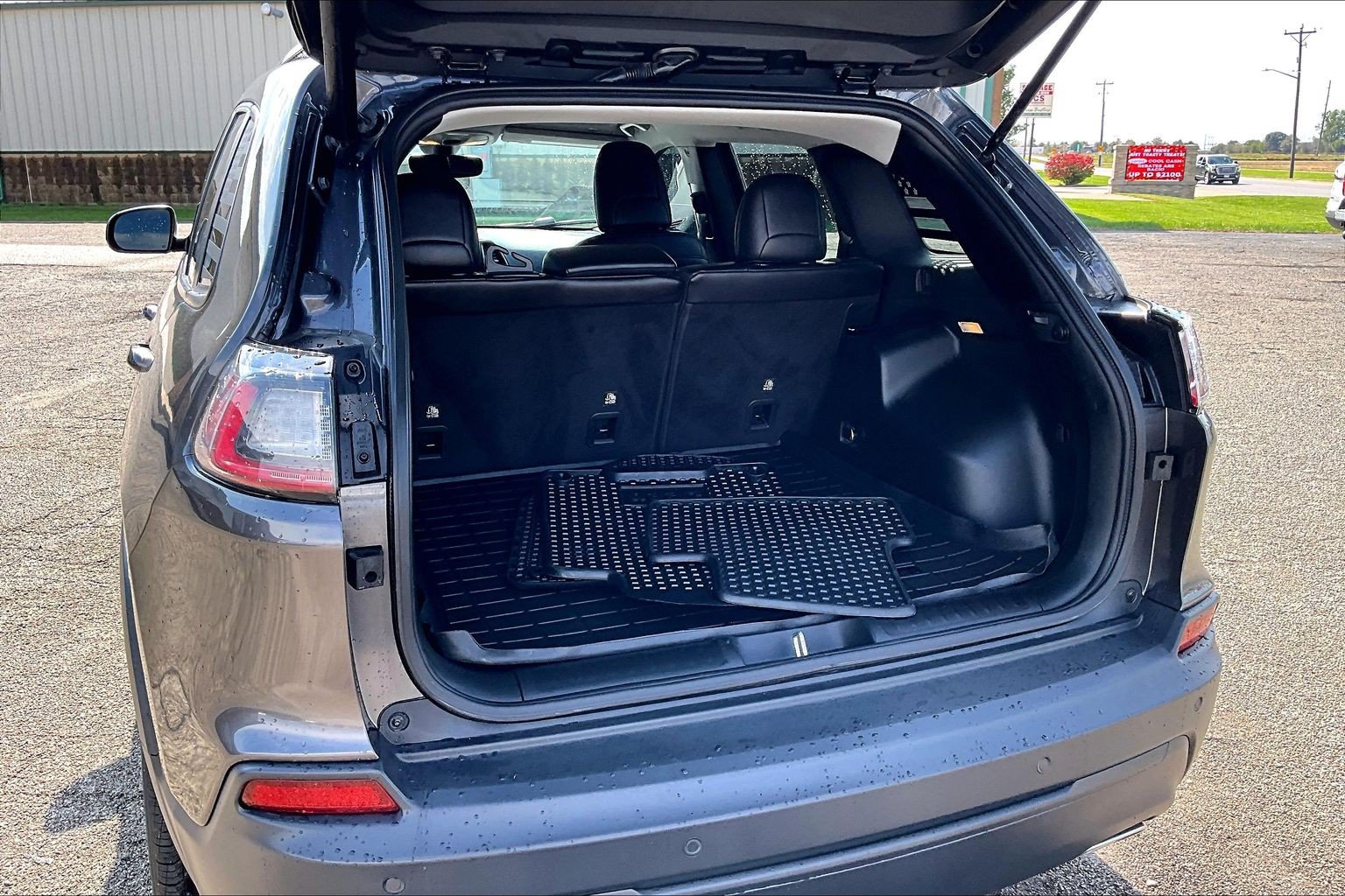 Used 2019 Jeep Cherokee Latitude Plus FWD image 19