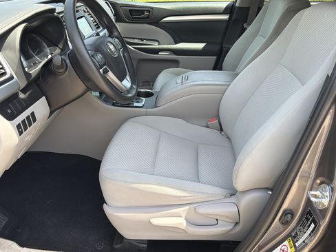 Used 2019 Toyota Highlander LE FWD image 9