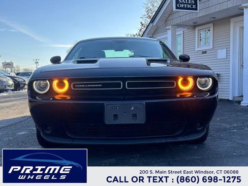 Used 2017 Dodge Challenger SXT image 2