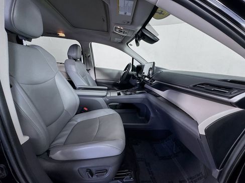 Used 2024 Toyota Sienna Limited image 34