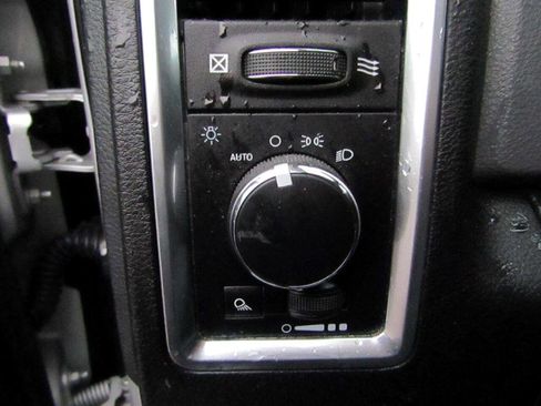 Used 2018 RAM 1500 Classic SLT image 17