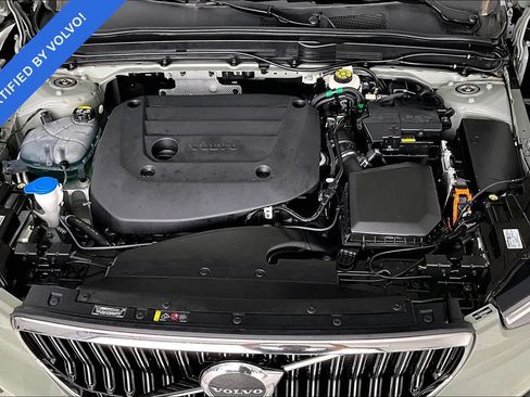 Certified 2025 Volvo XC40 B5 Plus AWD/4WD image 11
