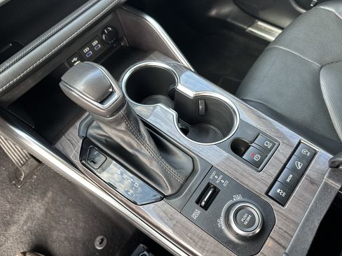 Used 2022 Toyota Highlander Platinum image 25