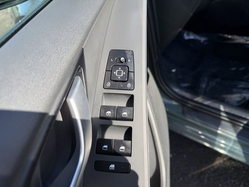 Used 2025 Kia Niro EX image 13