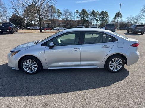 Used 2025 Toyota Corolla LE image 2