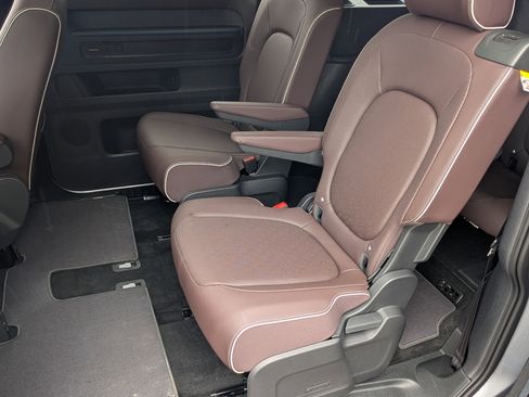 Used 2025 Volkswagen ID. Buzz Pro S Plus RWD image 17