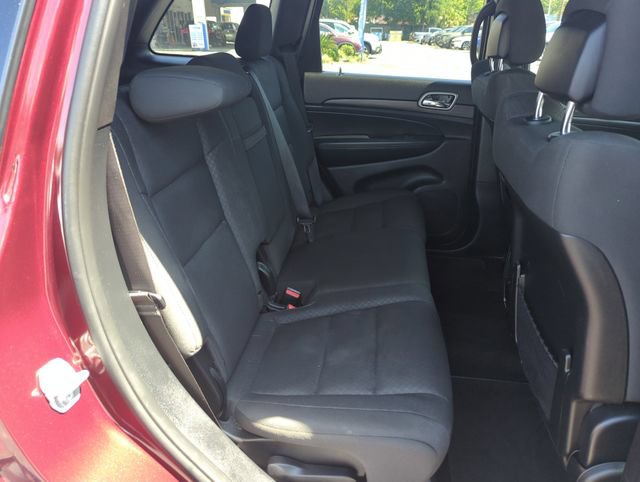 Used 2020 Jeep Grand Cherokee Laredo RWD image 28