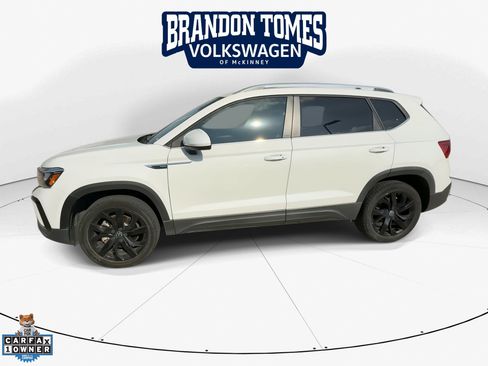 Used 2023 Volkswagen Taos SE w/ Panoramic Sunroof Package FWD image 4