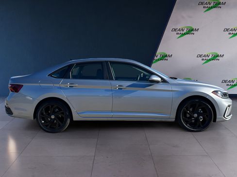 Certified 2025 Volkswagen Jetta SE w/ Sunroof Package image 8