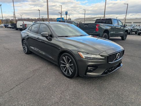 Used 2022 Volvo S60 B5 Inscription image 2