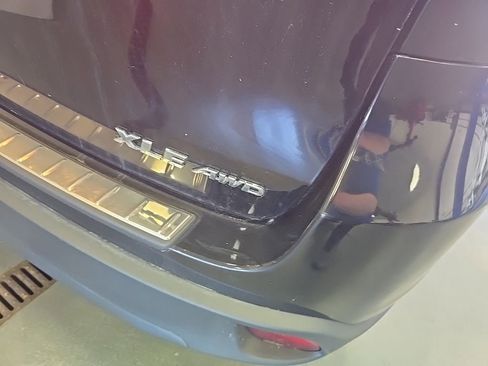 Used 2017 Toyota Highlander XLE AWD/4WD image 5