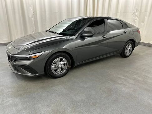 Used 2025 Hyundai Elantra SE FWD image 2